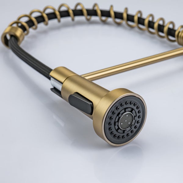 Küchenarmatur mit herausziehbarer Schlauchbrause und Spiralfeder in Metalloptik für die Spüle.