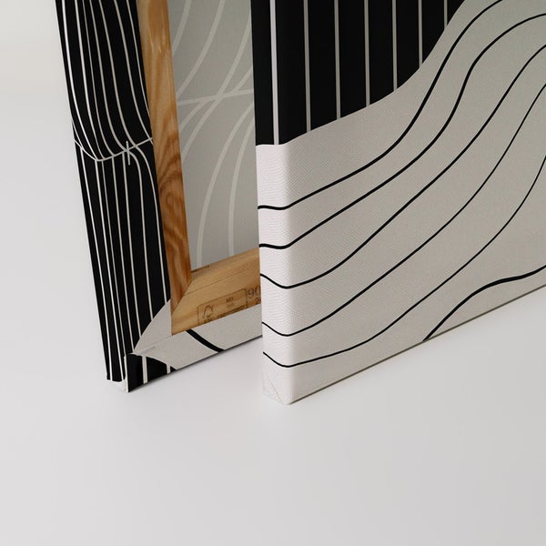 Detailansicht einer Leinwand mit Holzrahmen und abstraktem Streifenmuster