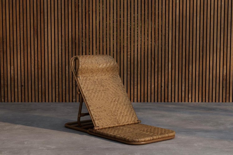 Rattan Sonnenliege vor Holzwand