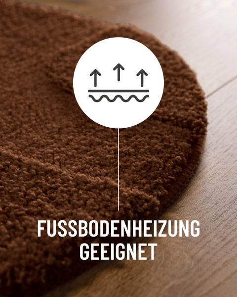 Frosch mit Krone auf Teppichboden zeigt auf ein Herzsymbol mit dem Text 100 Prozent Polyester.