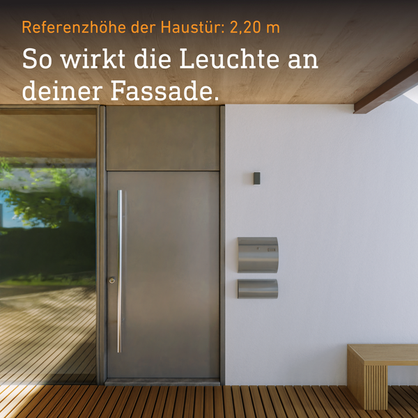 Moderne Außenleuchte montiert neben einer Hauseingangstür mit Briefkasten an einer hellen Fassade.