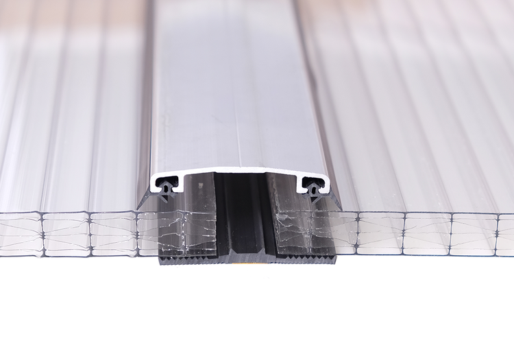 Detailaufnahme eines Polycarbonatplatten-Verbinders