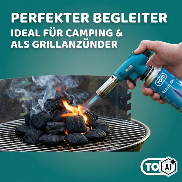 Eine Hand verwendet einen TOM Gasbrenner mit Butankartusche, um Holzkohle in einem Grill anzuzünden.
