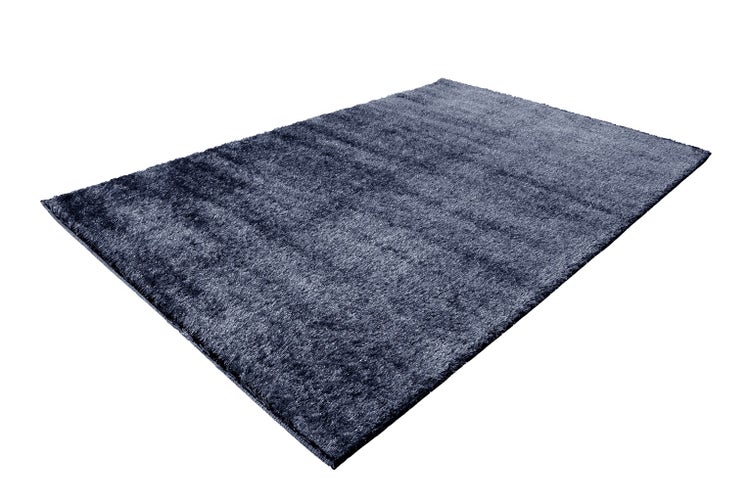 Weicher Hochflor-Teppich in Dunkelblau aus glänzenden Fasern.