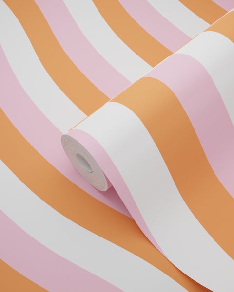 Küchenszene mit orangefarbenem Kühlschrank, mintgrünen Schränken und gemusterter Tapete