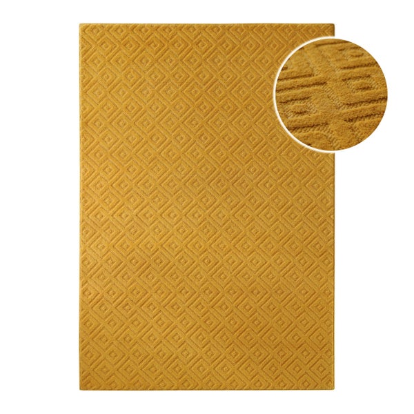 Gelber rechteckiger Teppich mit geometrischem Rautenmuster und gewebter Textur.