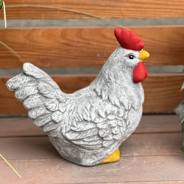 Gartenfigur Huhn aus grauem Kunststein mit rotem Kamm