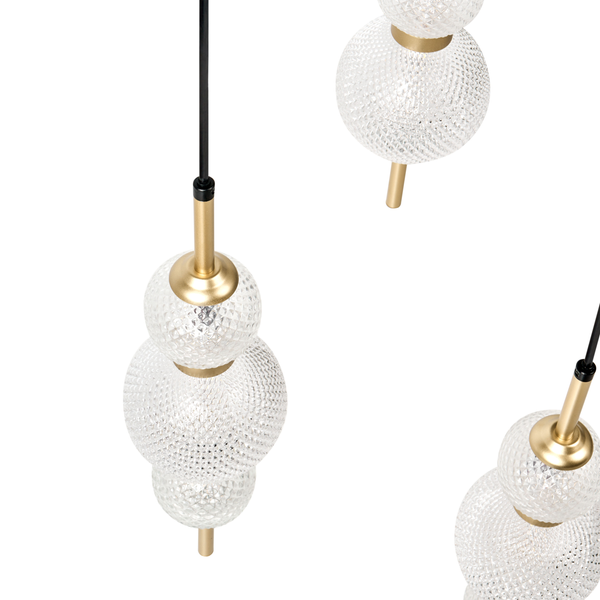 Hängeleuchte mit drei kugelförmigen, transparenten Glasschirmen und goldfarbenen Akzenten