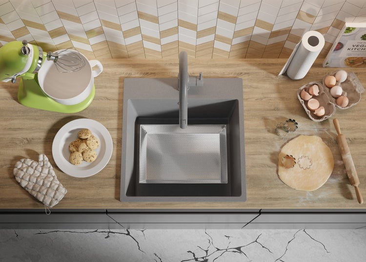 Küchenszene mit Spüle, Armatur, Backblech, Keksen, Teig, Nudelholz und Kochbuch