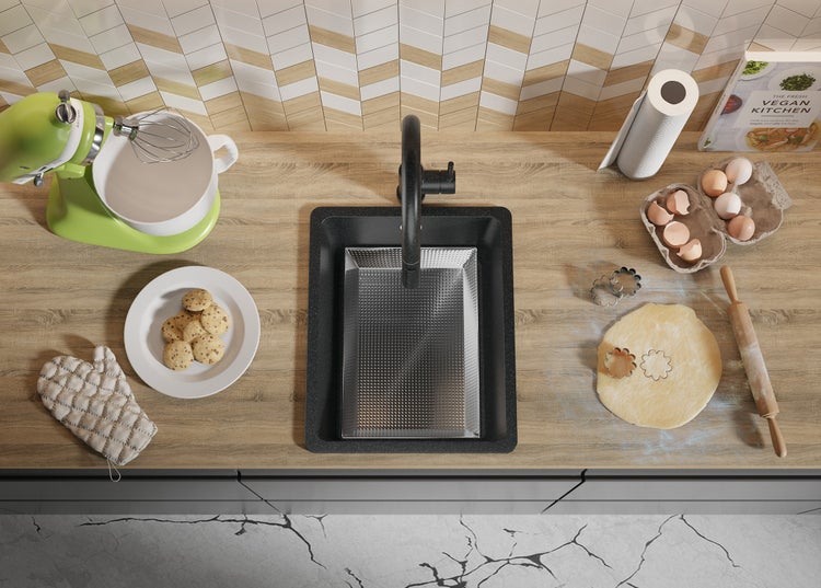 Küchenszene mit Spüle, Armatur, Teig, Ausstechern, Mixer, Ofenhandschuh und Zutaten auf einer Küchentheke