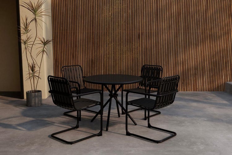 Modernes Gartenmöbel-Set mit einem runden schwarzen Tisch und vier schwarzen Stühlen vor einer Holzlamellenwand auf einer Terrasse.