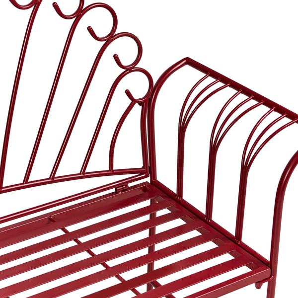 Detailansicht einer roten Gartenbank aus Metall