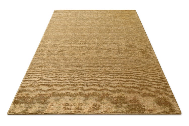 Rechteckiger Teppich mit horizontaler Rippenstruktur.