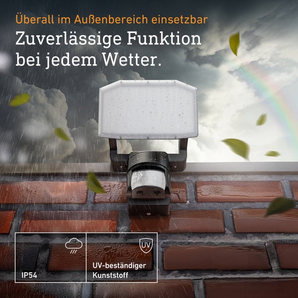 LED Außenstrahler mit Bewegungsmelder an einer Ziegelwand, wetterfest gemäß Schutzart IP54 und ultraviolett beständiger Kunststoff.