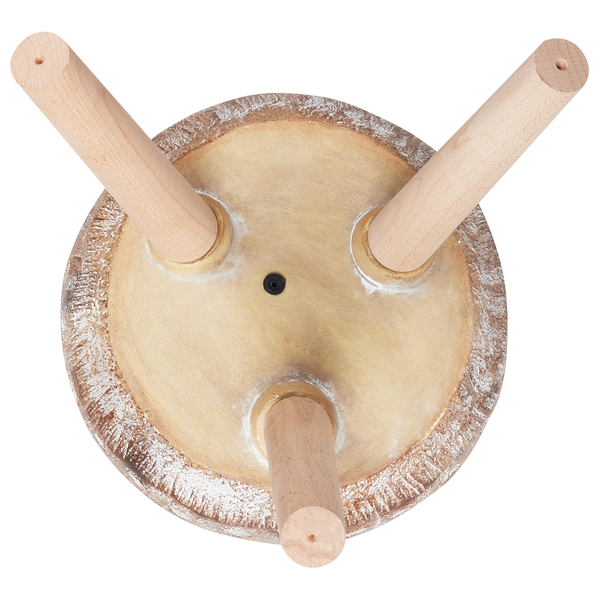 Unterseite eines Tritthockers mit drei Holzbeinen