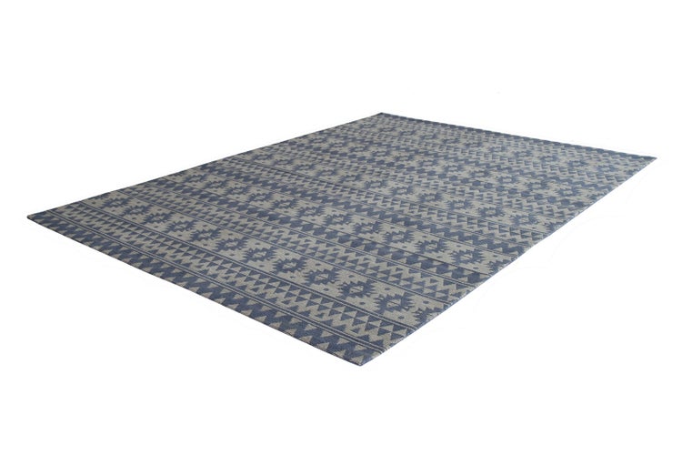 Flachgewebe-Teppich mit blauem geometrischem Muster aus Dreiecken und Rauten in Streifenoptik