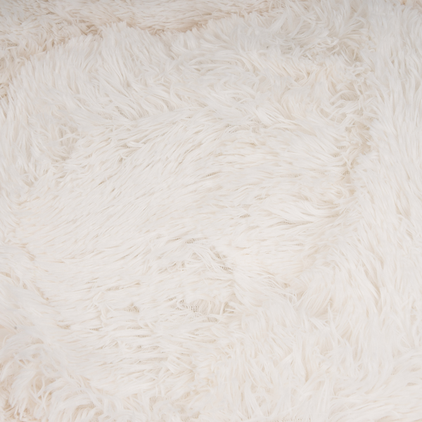 Weißer Kunstpelz mit langem Flor, weiches Material aus Synthetikfasern.