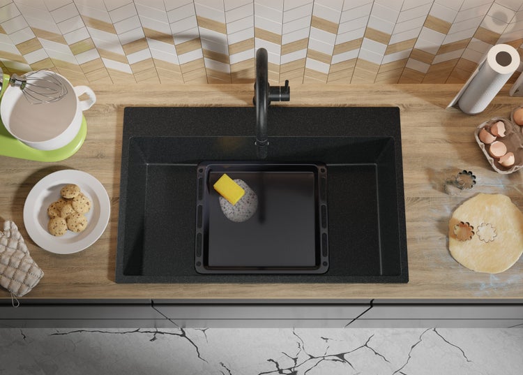 Küchenszene mit Spüle, Armatur, Backblech, Schwamm und Backzutaten auf einer Arbeitsplatte.