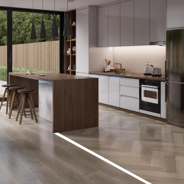 Helle Küche mit Kochinsel, Barhockern und Parkettboden