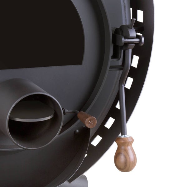 Detailansicht eines Kaminofens mit Bedienhebeln