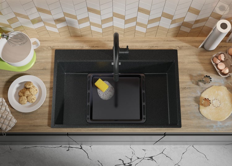 Küchenspüle mit Armatur, Spülbecken und Küchenutensilien von oben