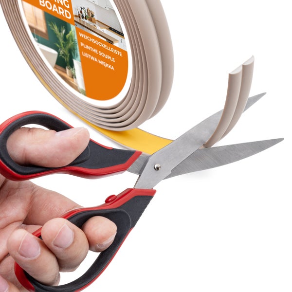 Eine Rolle flexible Sockelleiste wird mit einer Schere zugeschnitten.