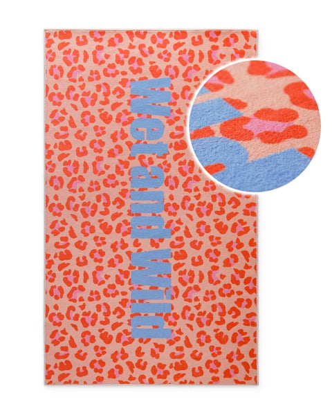 Rechteckige Badematte mit Leopardenmuster und vertikalem Schriftzug Wet and Wild sowie Detailansicht der Materialstruktur.