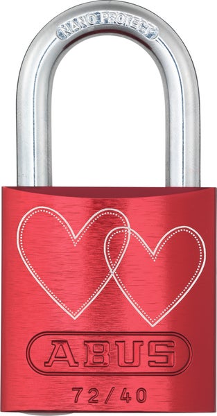 Rotes ABUS Vorhängeschloss Modell 72 Schrägstrich 40 mit zwei gravierten Herzen, Nano Protect Bügel und ABUS Logo.