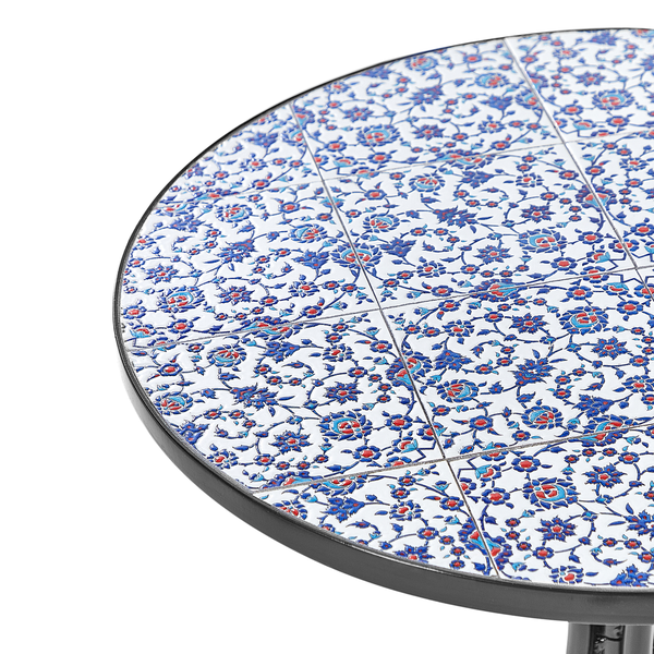 Detailansicht eines Tisches mit Fliesenmuster