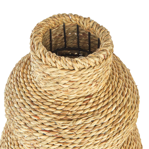 Detailansicht eines runden Pflanzgefäßes aus geflochtenem Naturmaterial