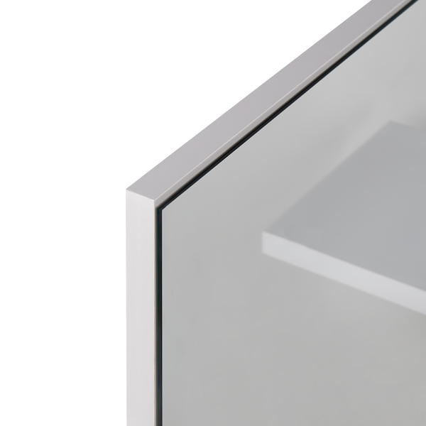 Detailansicht eines Badezimmerschranks mit Spiegel und Regal