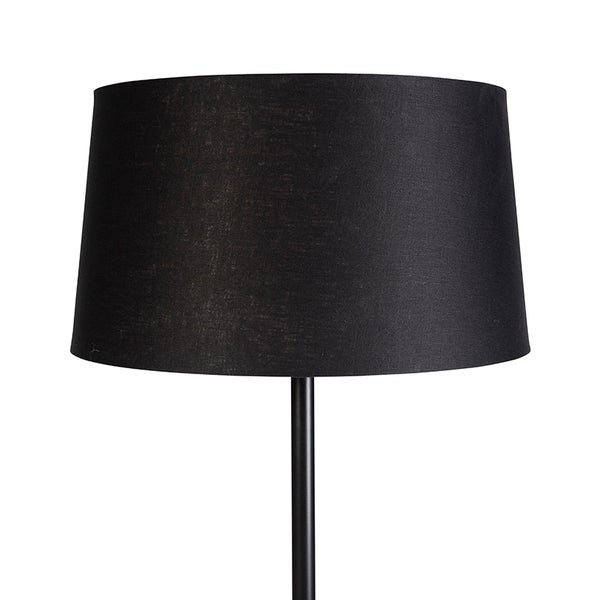 Stehlampe mit schwarzem Lampenschirm