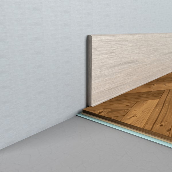 Sockelleiste mit Holzfußboden und Dämmunterlage an der Wand