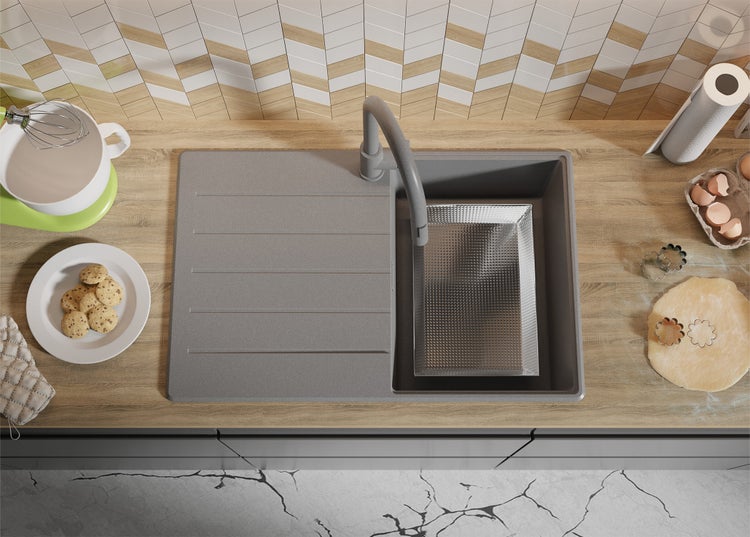 Küchenspüle mit Armatur und Backzutaten auf einer Arbeitsplatte