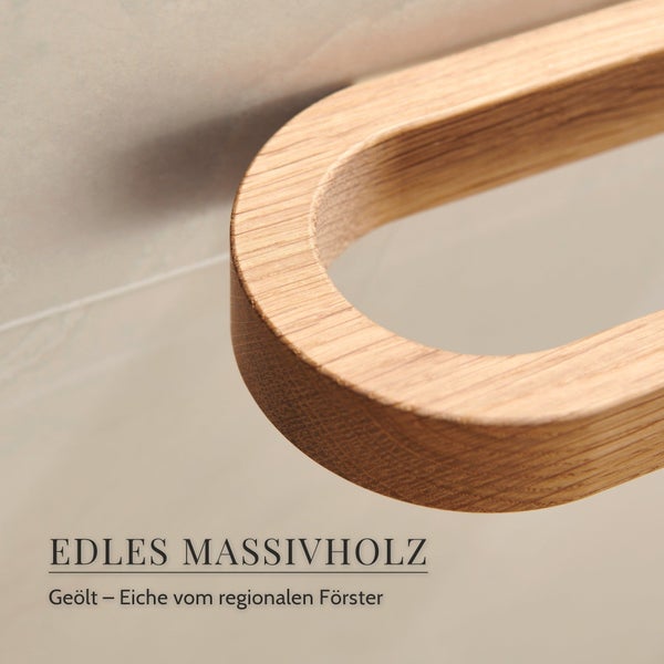 Detailaufnahme eines geölten Möbelgriffs aus massivem Eichenholz mit Textvorgabe Edles Massivholz