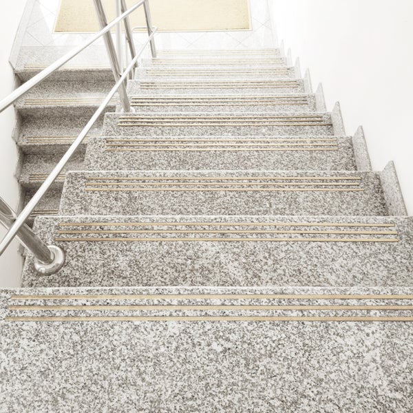 Treppe mit Edelstahlgeländer und Stufenmarkierungen