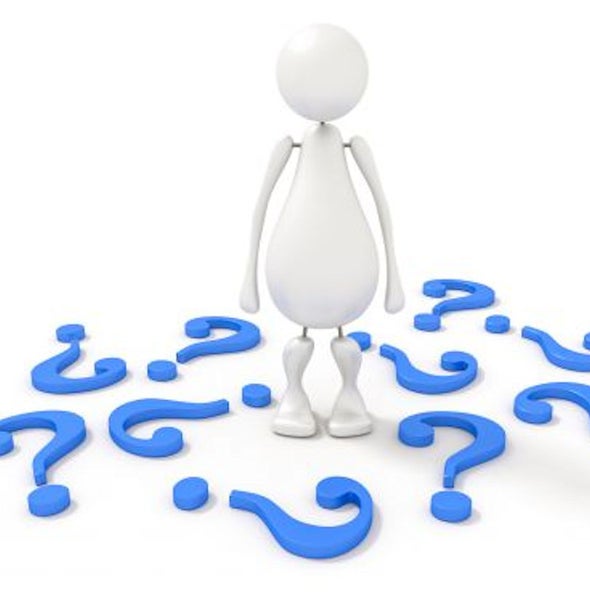 Figur steht umgeben von Fragezeichen