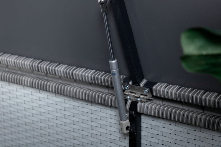 Gartensitzgruppe mit Tisch und Stuhl