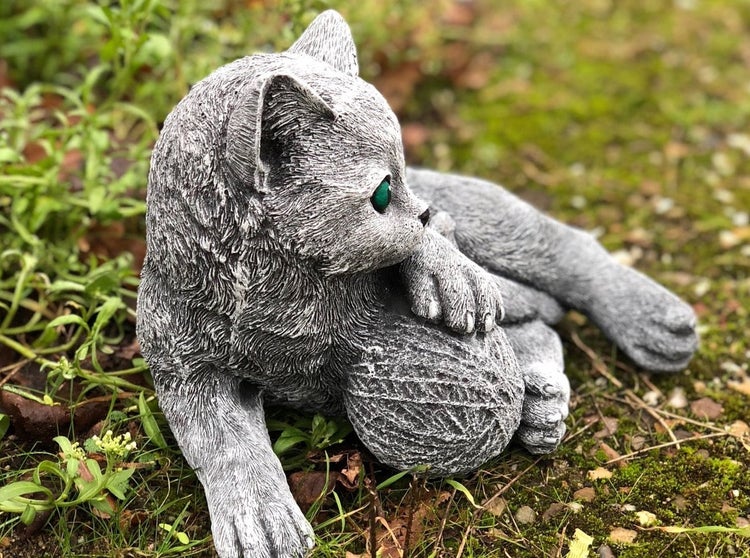 Gartenfigur Katze spielend mit Wollknäuel aus Kunststein für den Außenbereich