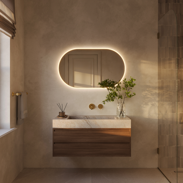Modernes Badezimmer mit einem hängenden Waschtisch aus Holz, Steinwaschbecken, ovalem LED Spiegel und goldfarbenen Armaturen in eleganter Optik.