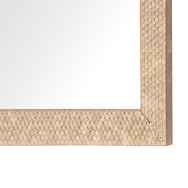 Detailansicht eines Spiegels mit Rahmen in Wabenstruktur