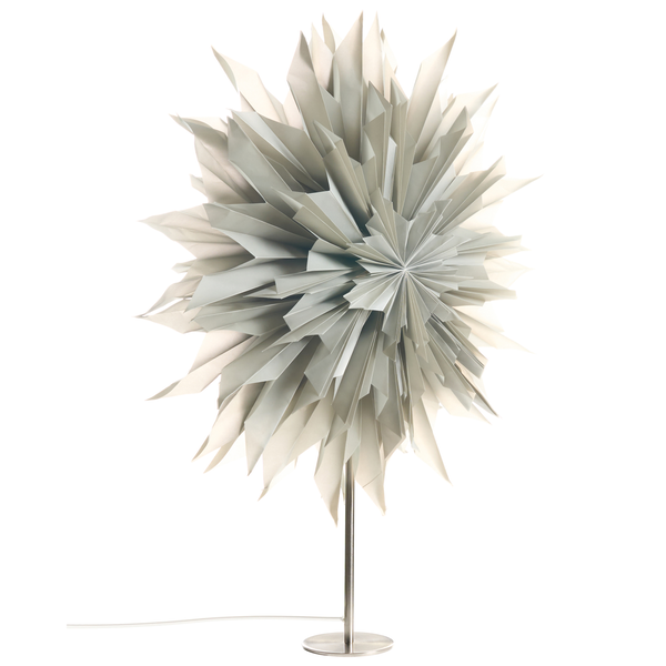 Dekorative Stehlampe mit Papierblütenkopf und Metallfuß