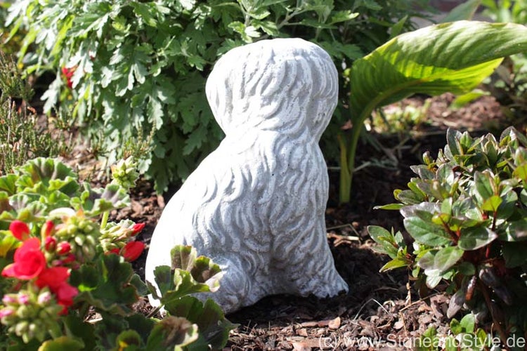 Steinfigur in Form eines sitzenden Hundes zur Dekoration im Garten oder auf der Terrasse