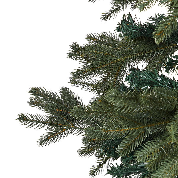 Detailaufnahme eines künstlichen Weihnachtsbaums mit grünen Nadeln.