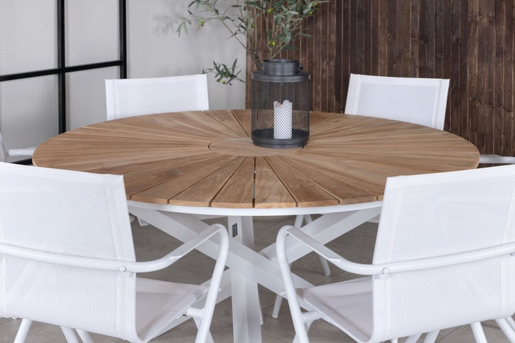 Runder Gartentisch aus Holz mit weißen Stühlen und einer Laterne