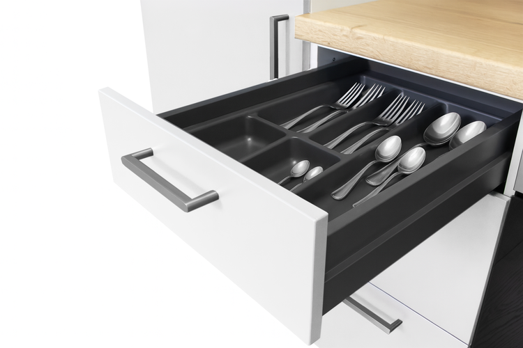 Ausgeöffnete Küchenschublade mit Besteckeinsatz und Besteck