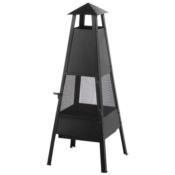 Schwarzer Gartenkamin aus Metall in Pyramidenform mit Funkenschutzgitter, vier Standfüßen und einem kleinen Dach.
