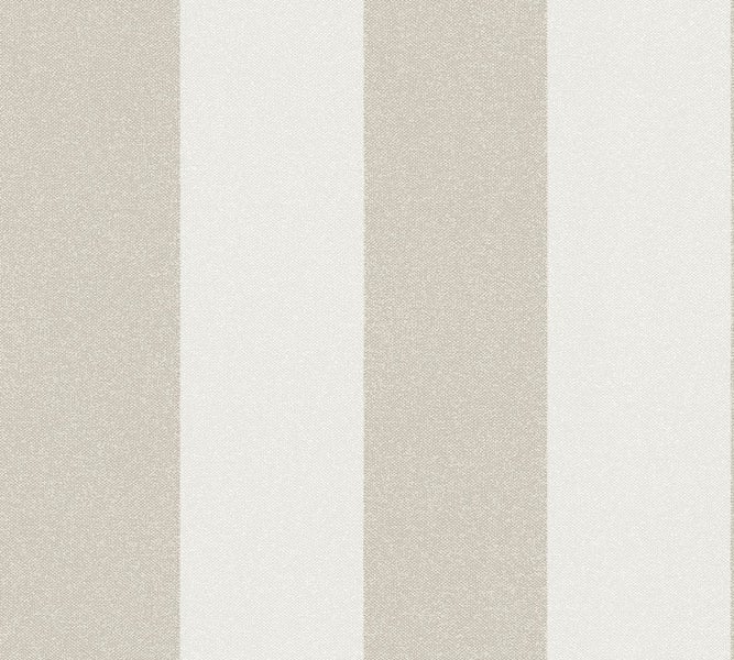 Wohnraum mit gestreifter Tapete, Sessel und Couch