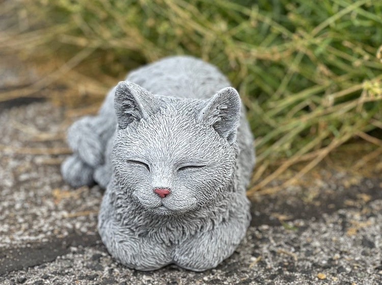 Gartenfigur schlafende Katze aus Stein