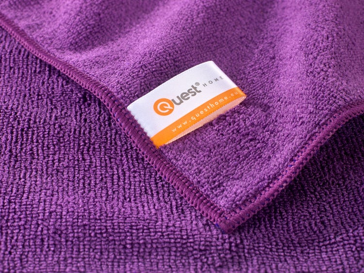 Nahaufnahme eines violetten Mikrofasertuchs mit Etikett